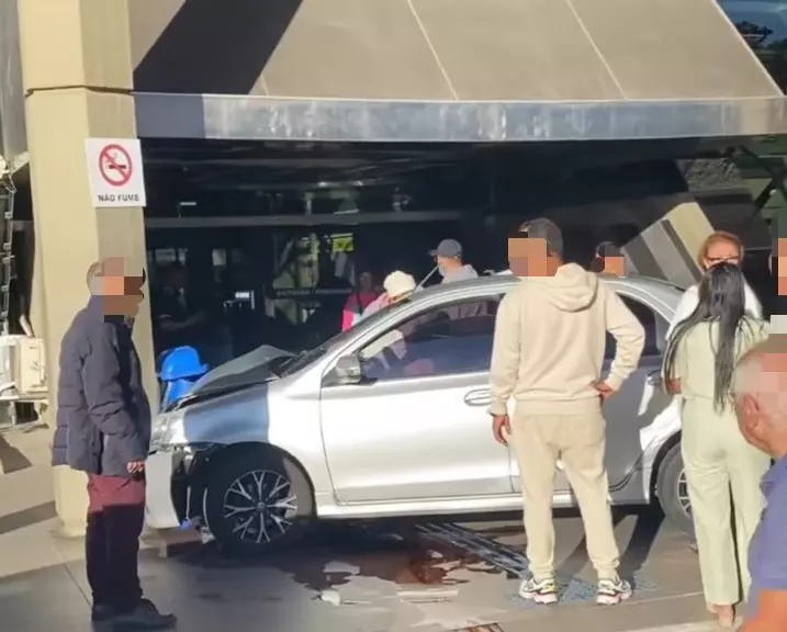 VÍDEO_ Motorista bate em pilar da rodoviária de Florianópolis neste domingo
