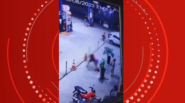 VÍDEO mostra mulher sendo agredida com chutes, socos e até com facão em posto de combustíveis em Uni