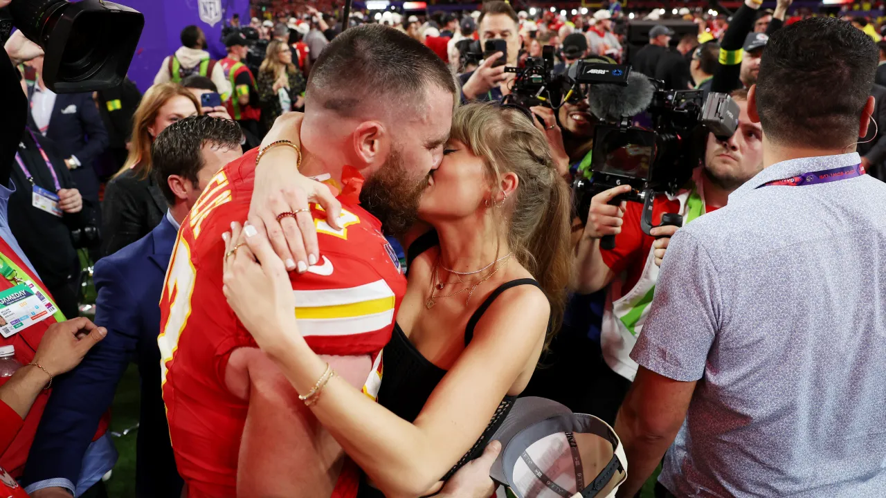Taylor Swift vence o fuso horário e assiste namorado ganhar o Super Bowl